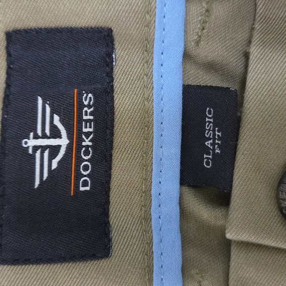 NWT Dockers | Tan Classic Fit Signature Khaki Pleated Pants Size 38 - Picture 4 of 6